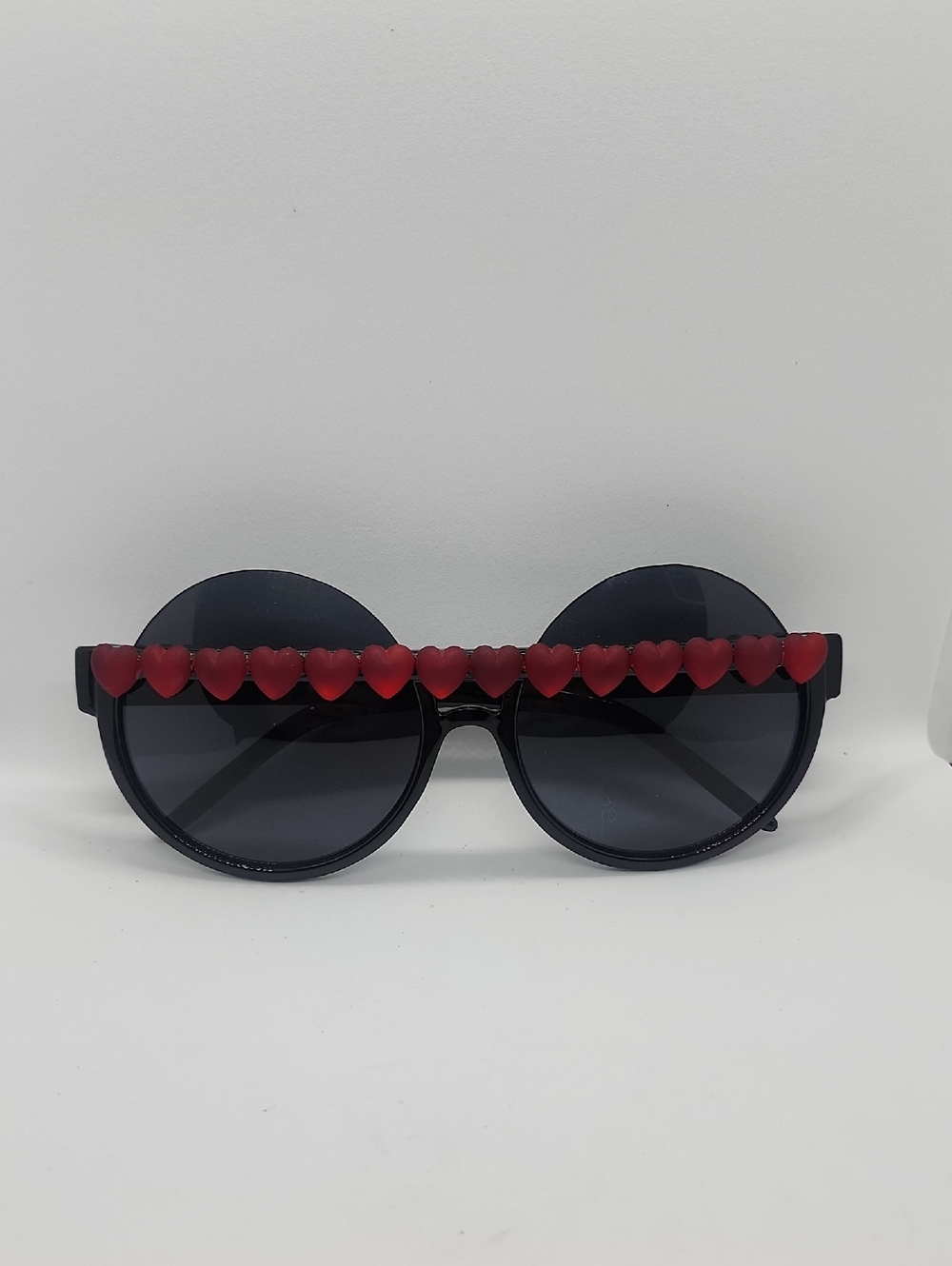 GASOLINE GLAMOUR REDD HEART OF GLASS PEEKABOO ROUND SUNGLASSES - Picture 4 of 5